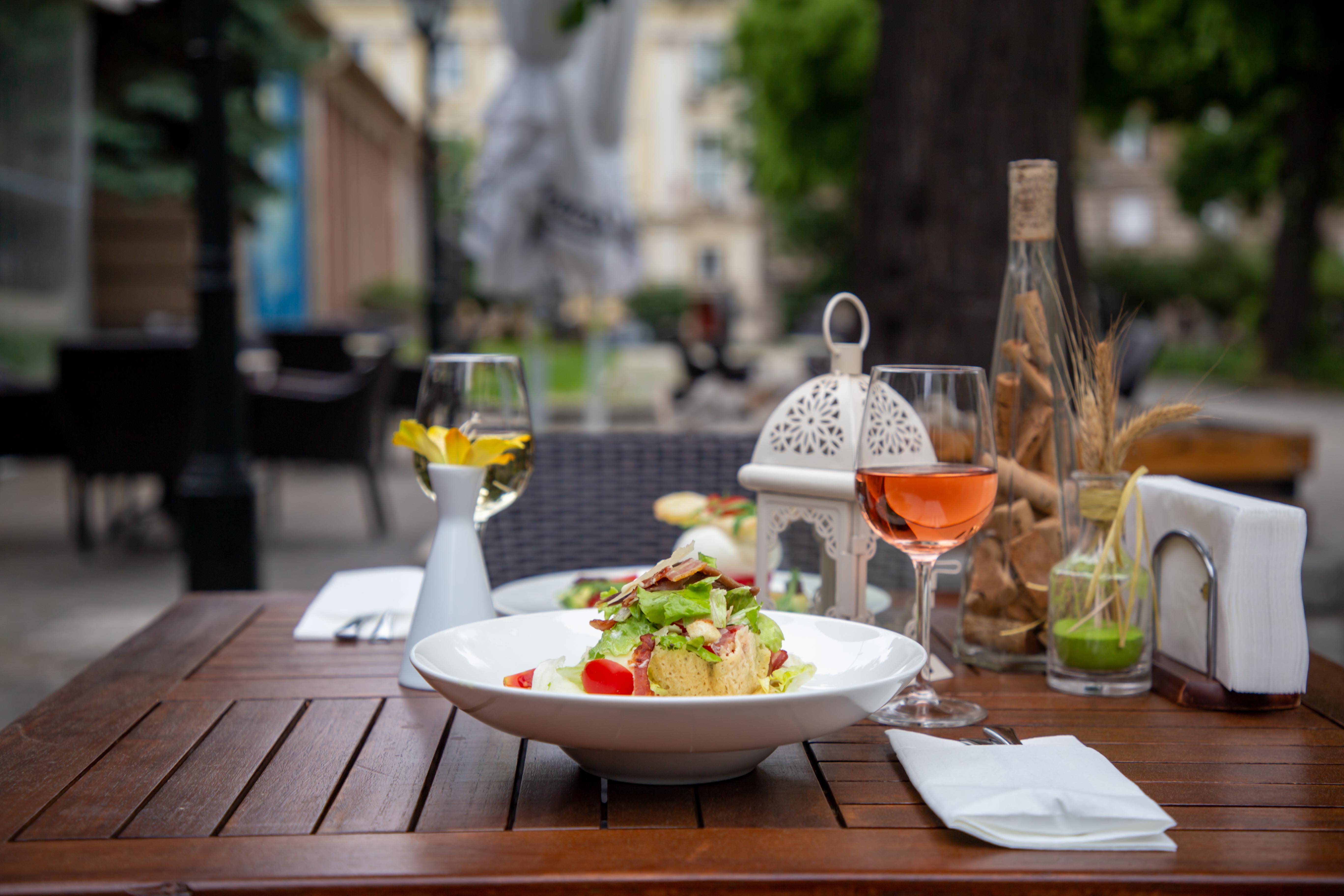 Grand Hotel Sofia Luaran gambar A typical meal at a restaurant